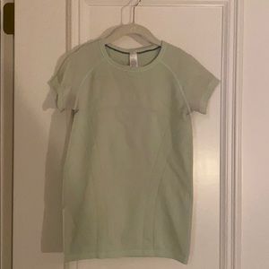 Girls Ivivva t-shirt.